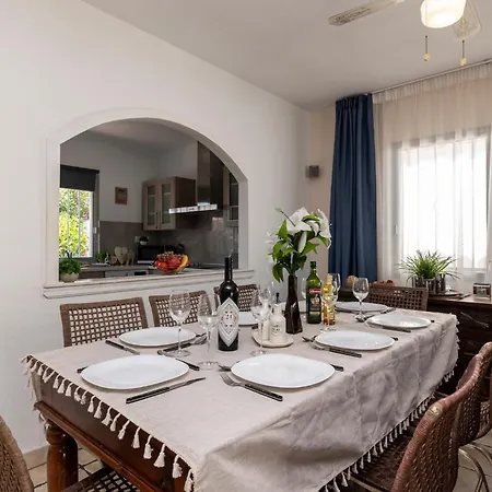 Beautiful And Spacious 4 Bedroom Villa